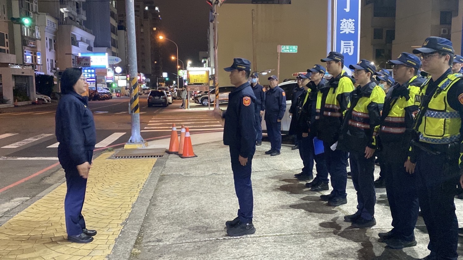 局長宣介慈親自指揮,強化臨檢幫派據點,重點掃蕩網咖、遊藝場、餐飲店、KTV及汽車旅館等場所。(圖/記者林照東翻攝)