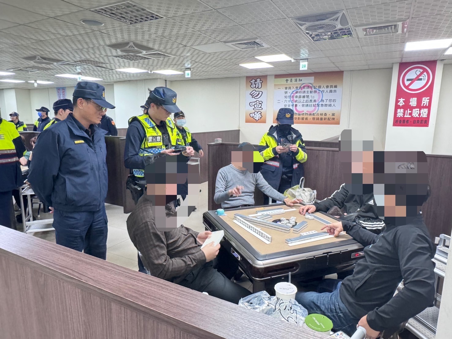 竹縣警強力臨檢黑幫據點,擴大掃蕩網咖、KTV等場所,嚴打暴力、槍毒犯罪,展現零容忍決心。(圖/記者林照東翻攝)