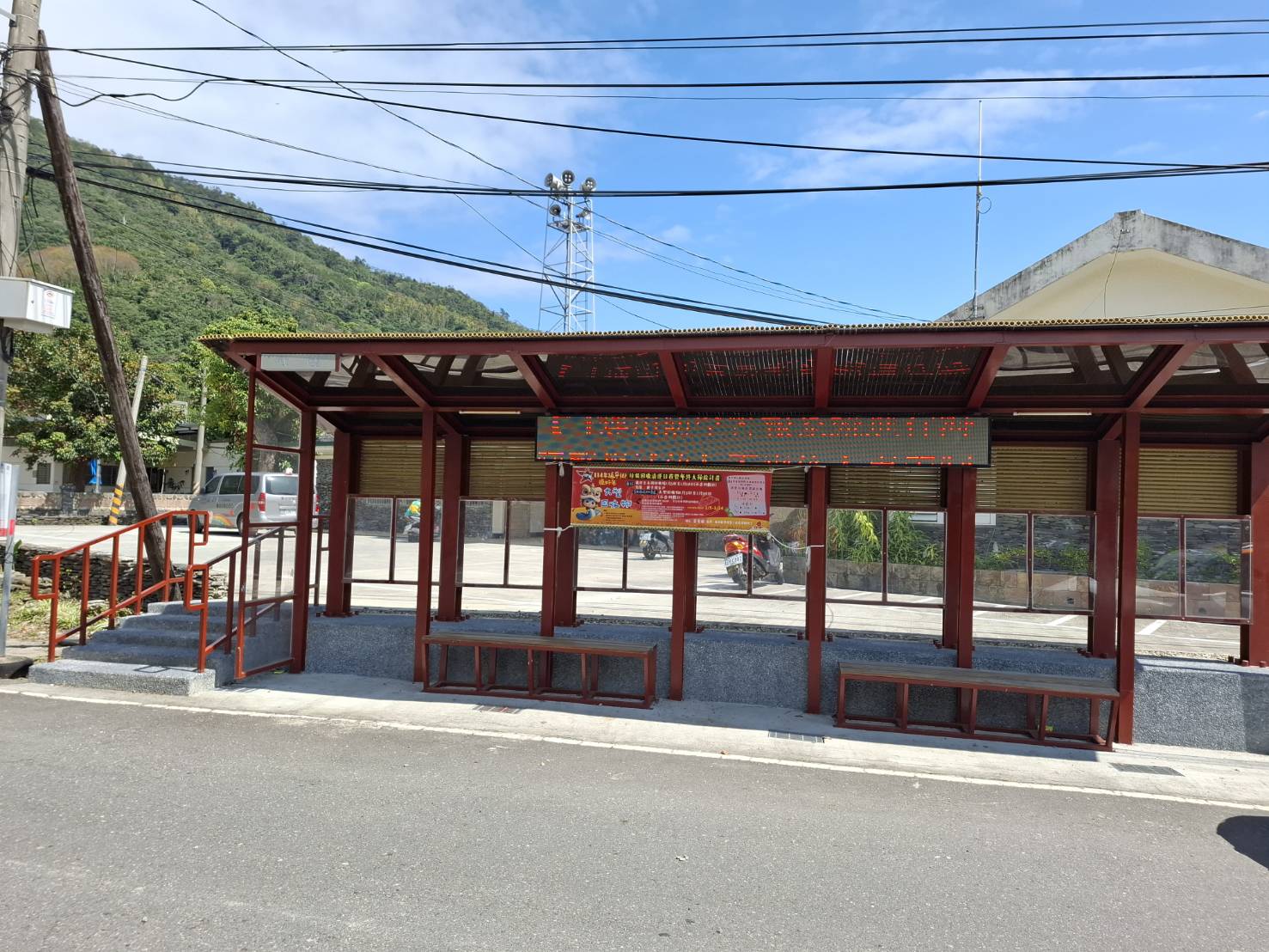 黃仁為族人鄉親爭取的具避雨功能候車亭等滿足鄉親需求與爭取提升觀光業等具體建設,美輪美奐看得見!(圖/黃仁國會辦公室)