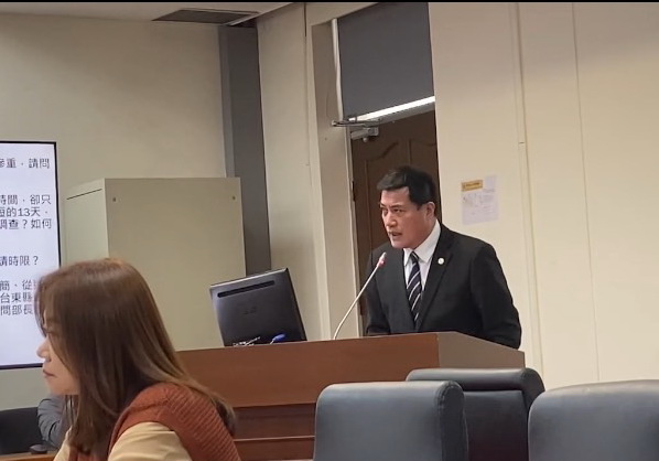 黃仁說,澤倫斯基以為這是交易,想要美國和川普的「接受(acceptance)」,但川普和美國的回應是「回價(coueter-offer)」。(圖/黃仁國會辦公室)