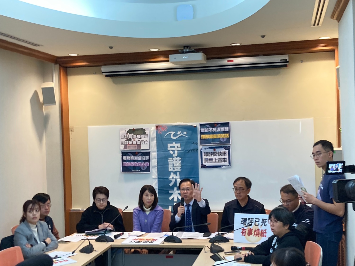 民眾黨團召開記者會說明此次四接環評大會過程違法與荒謬之處。(圖/民眾黨立院黨團)