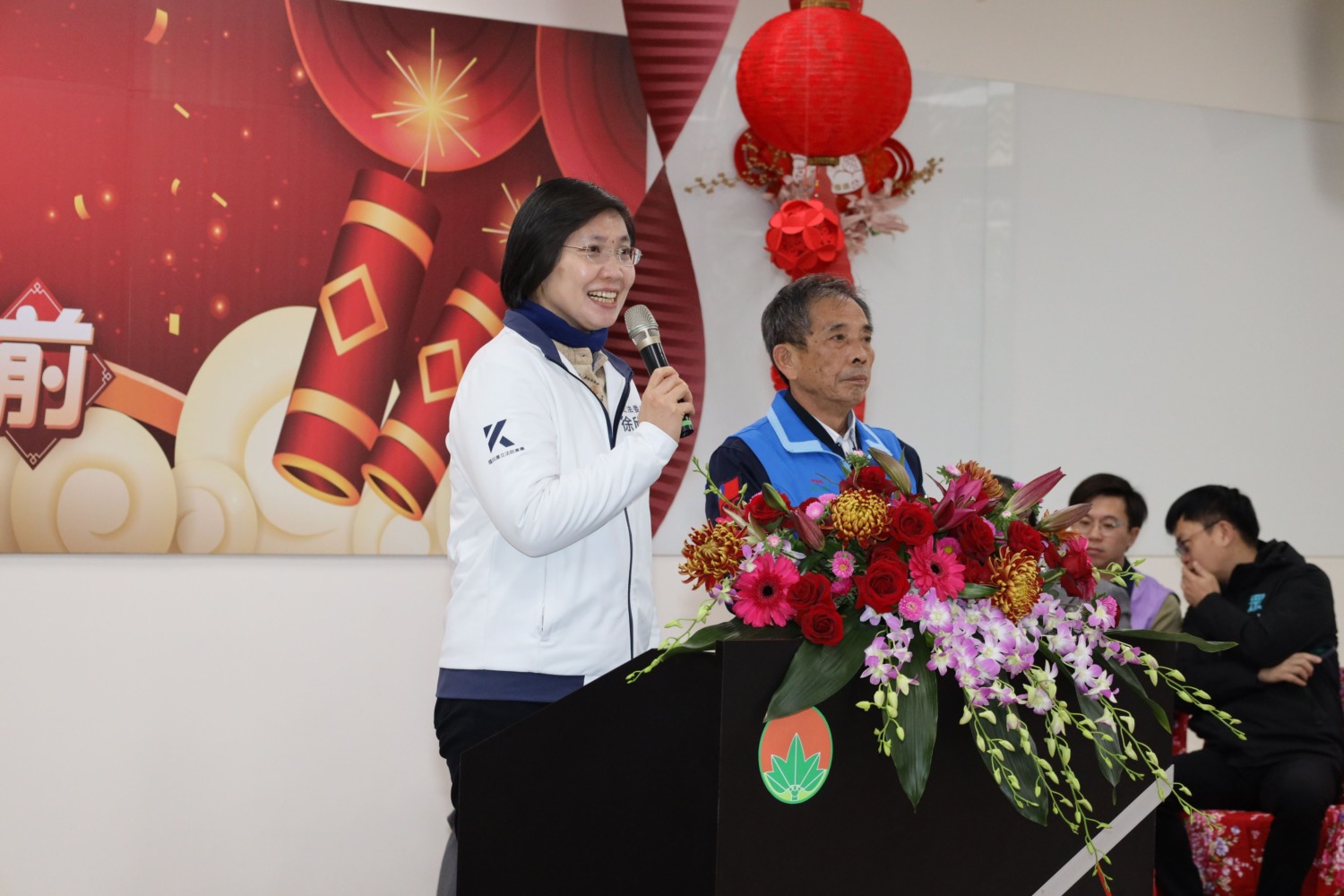 立委徐欣瑩與縣府同仁互道祝賀,發放開工紅包,現場喜氣洋洋、熱鬧非凡。(圖/記者林照東翻攝)