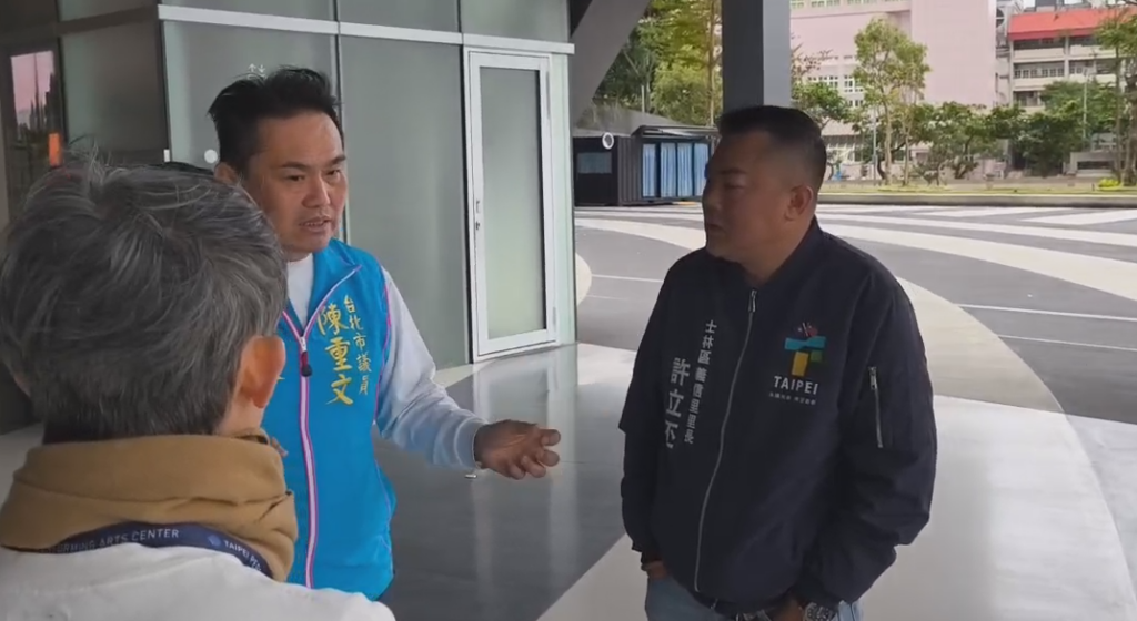 義信里里長許立丕與市議員陳重文合作,成功爭取北藝戶外廣場首次的球賽轉播活動。