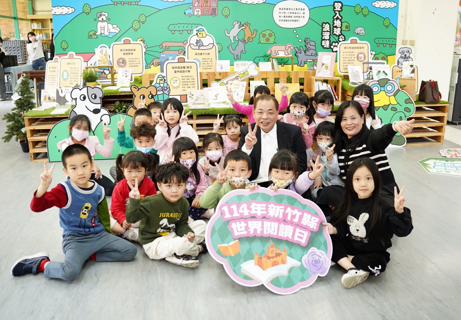 新竹縣副縣長陳見賢鼓勵家長與孩子們，培養閱讀力增廣見聞。（圖/記者黃溎芬翻攝）