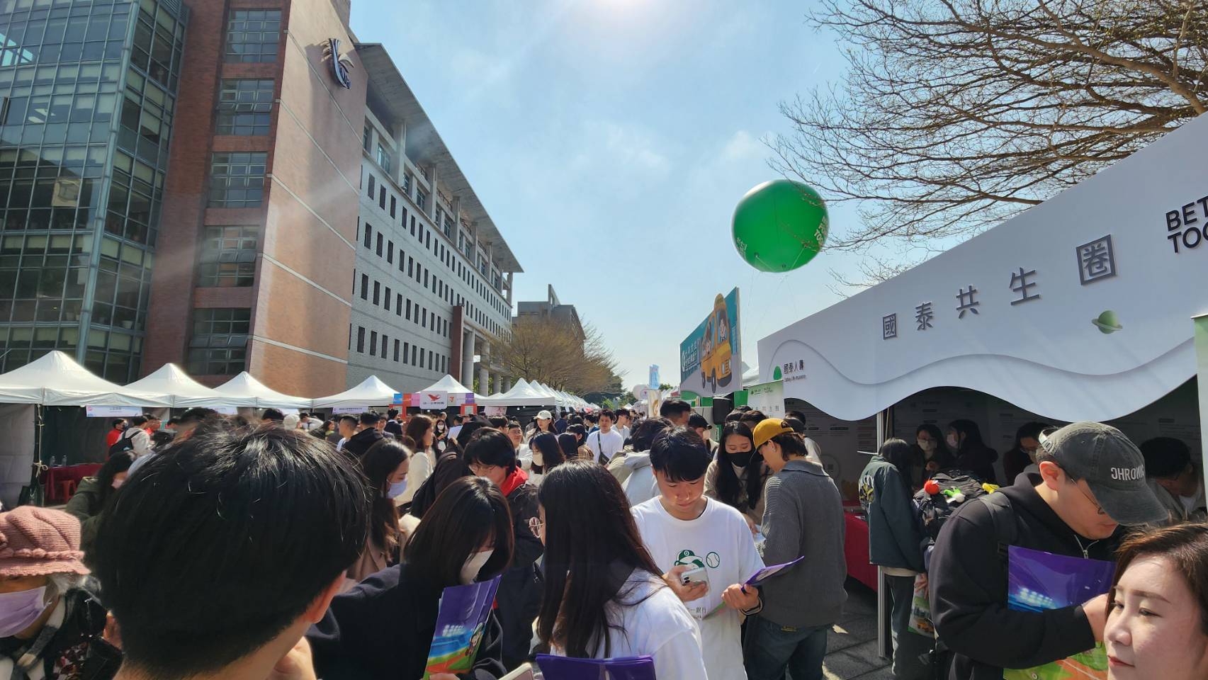 「北鳶高飛 大步職前」5000+機會等你來挑!臺北大學就業博覽會助攻職場新星。(圖/臺北大學提供)