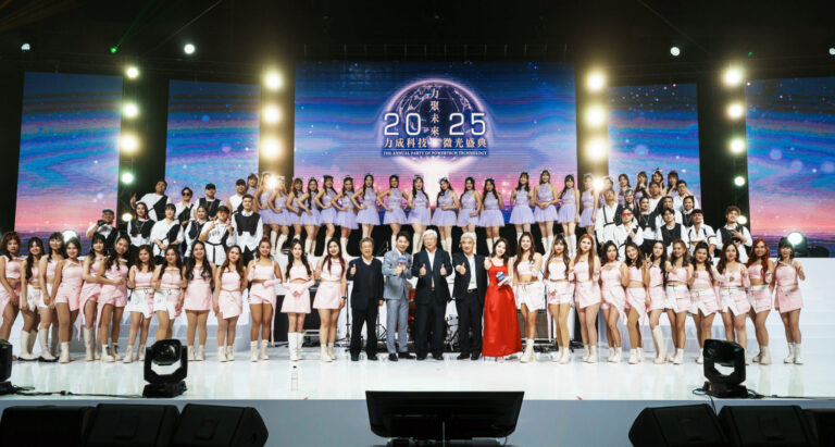 力成科技舉辦「蓄勢以待、力聚未來」微光盛典活動，共有近百名同仁以四個月時間積極投入舞蹈練習及演出。(圖/力成科技提供)