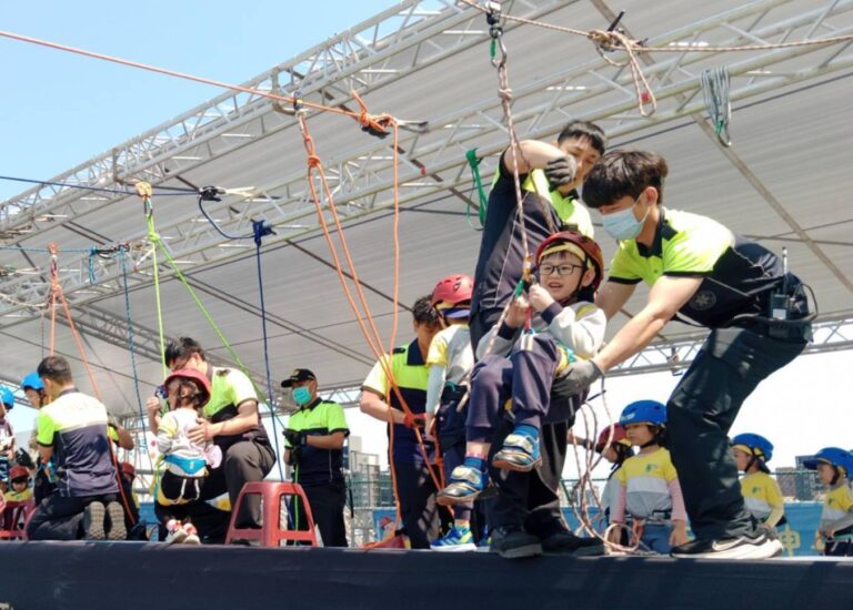 新竹市辦理幼兒消防體驗活動讓防災教育向下紮根。(圖/記者黃溎芬翻攝)