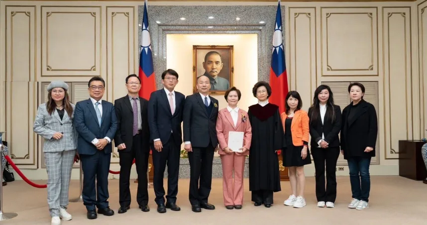 民眾黨立院黨團新成員劉書彬(右5)於立法院長韓國瑜的監誓下宣誓就任立法委員。(圖/林憶君臉書)