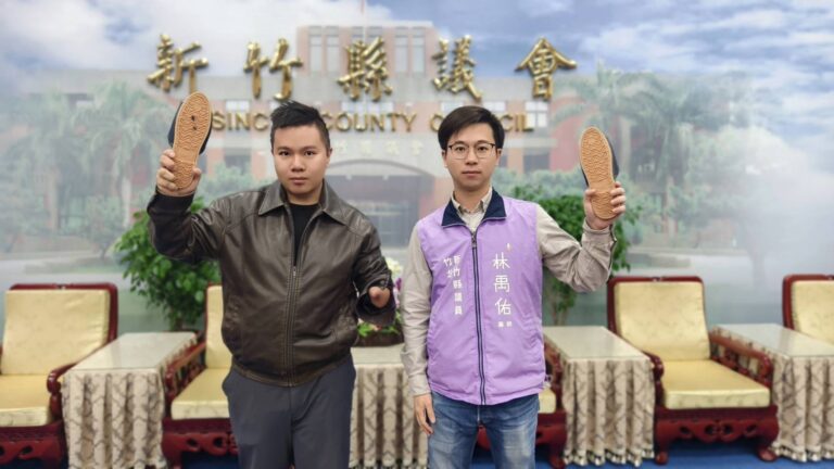 林禹佑議員（右）與詹翔欽（左）拿拖鞋打蟑螂宣示打炸決心示意圖。（圖/記者林照東翻攝）