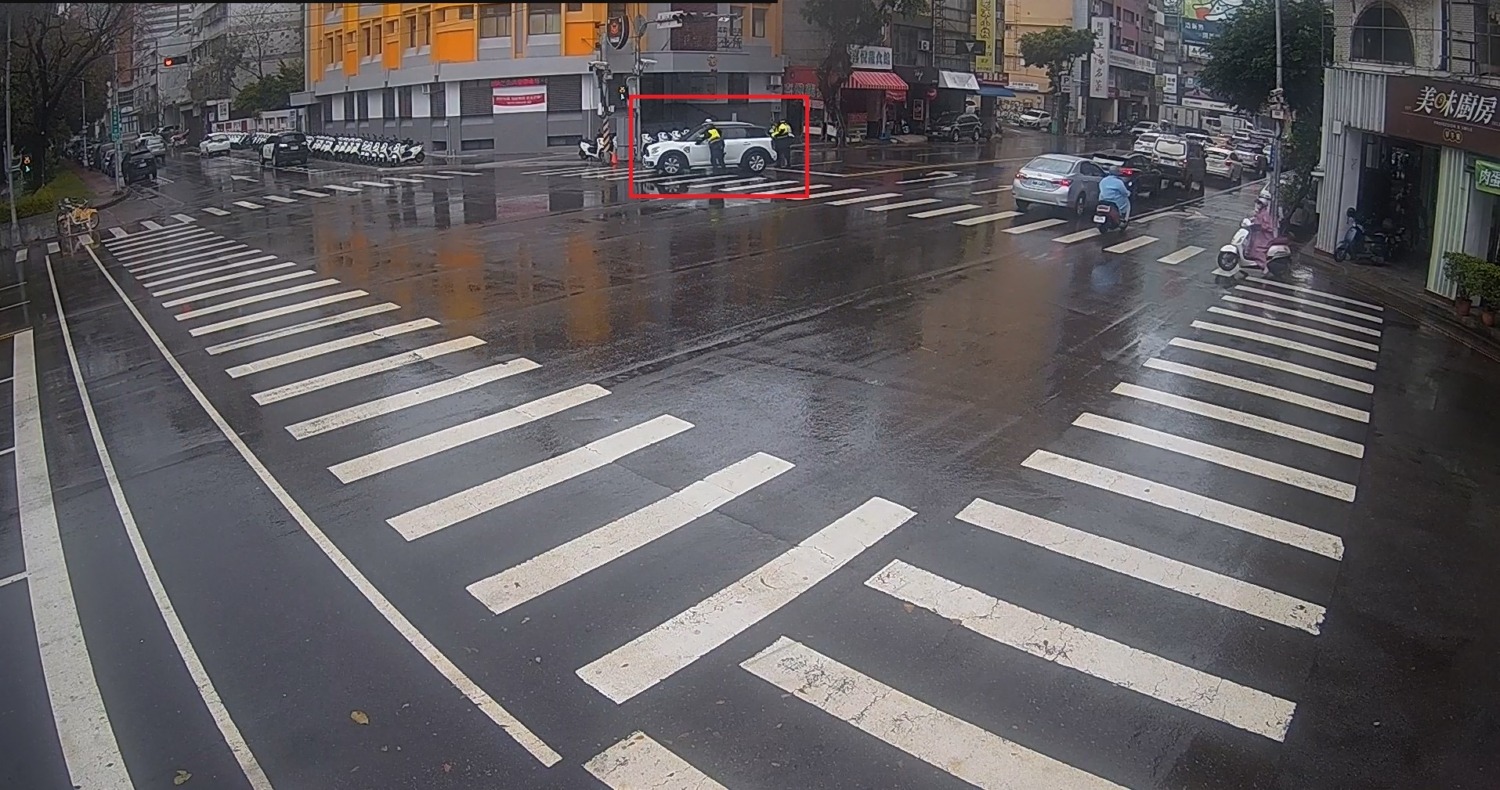 幸運女神降臨！｜大雨中開到派出所門口剛好沒油 警笑：這是命運安排？