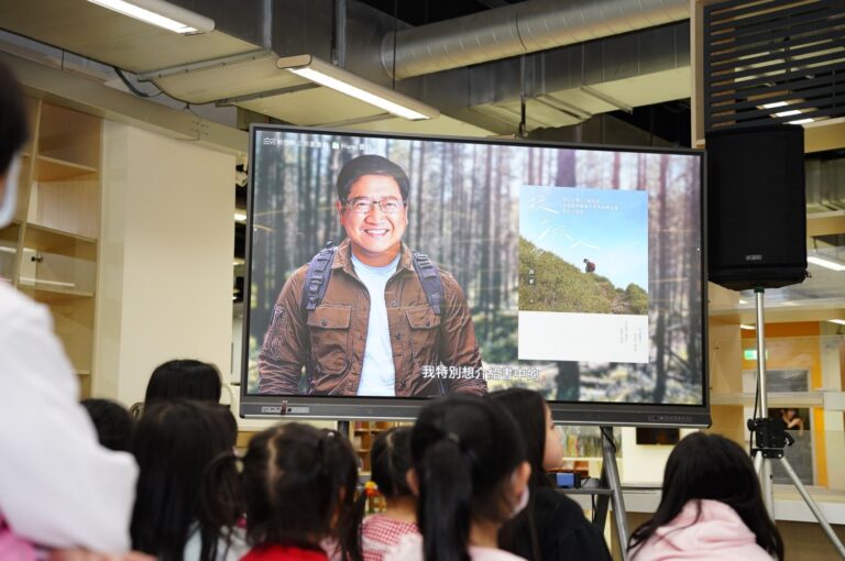 AI縣長楊文科分身擔任閱讀大使，驚喜現身記者會推薦好書。（圖/記者黃溎芬翻攝）