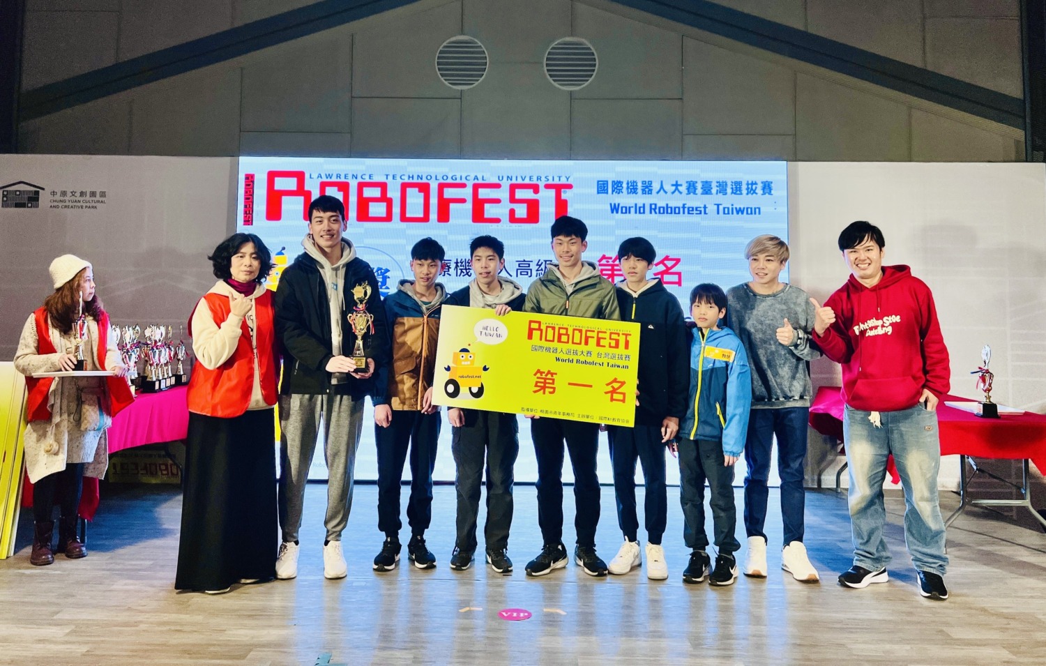 竹縣市聯隊在機器人選拔賽中獲得冠軍，將代表台灣參加世界賽爭光。左二為吳泓寰，左四為徐翌恩。（圖/記者林照東翻攝）