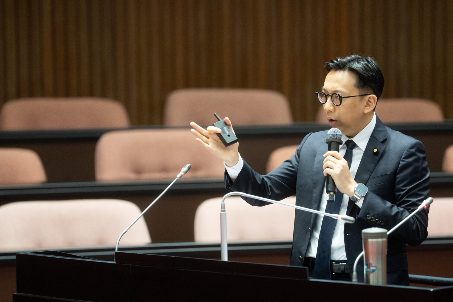 葛如鈞於立法院質詢時,直指《因應國際情勢強化經濟與國土安全韌性特別條例》草案預算膨脹 5倍、政策包山包海。(圖/葛如鈞國會辦公室)