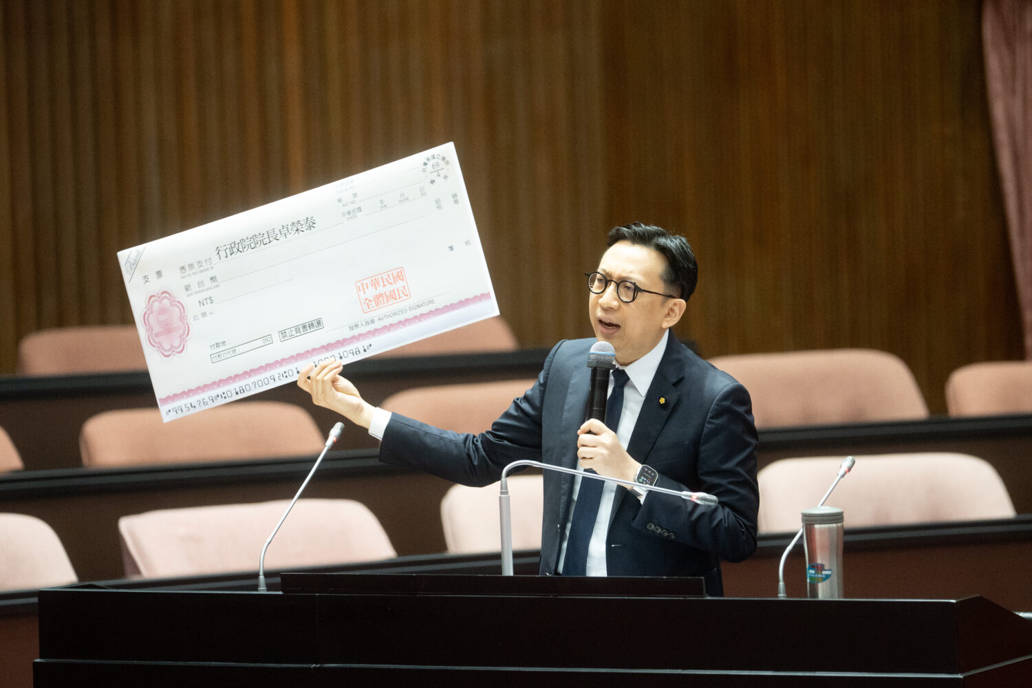 葛如鈞強調,若連主管單位都無法清楚界定,行政院這樣的態度根本就是向人民開「空白支票」!(圖/葛如鈞國會辦公室)