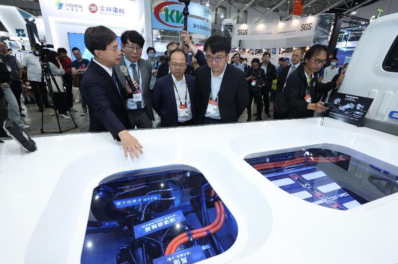 中華汽車展出了從底盤、動力系統到電池芯皆由臺灣廠商設計製造,零組件在地化生產率達到90%以上的臺灣首款量產 3.5 噸智慧電動商用車-ET35。(圖/經濟部產業技術司題供)
