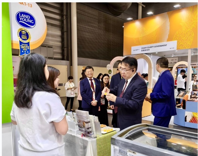 蘭揚食品參加2025年新加坡國際食品展,台南市長黃偉哲(右二)前往品嚐「Q啵芒芒楊枝甘露」甜點。(圖/蘭揚食品提供)