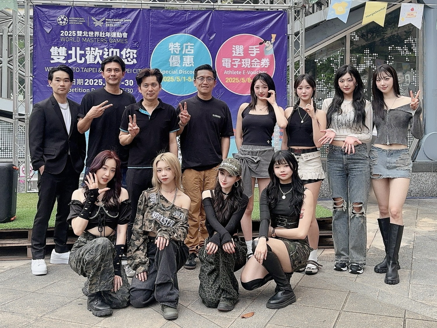 活動主持人阿男及光武里里長韓修等人,女團H1-KET也上台與TOH成員合影。(圖/聖博文創 提供)