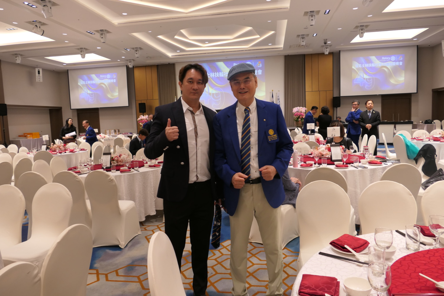 目前已交棒的前日本大金工業台灣總代理蘇一仲(右)董事長親自現身,期勉該社全員啟動「繼往開來再創佳績」,用愛歡喜迎接第50屆社慶。(記者包克明 攝)
