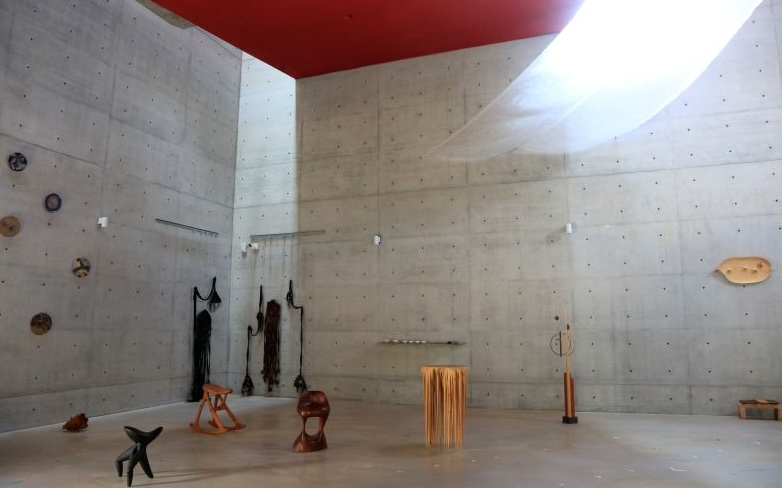 由策展人日籍藝術家菅野麻依子集結藝術家們,盡情述說《雕塑家具─Sculpture Furniture》一幅幅絢爛的故事。(圖/記者葉子綱翻攝)