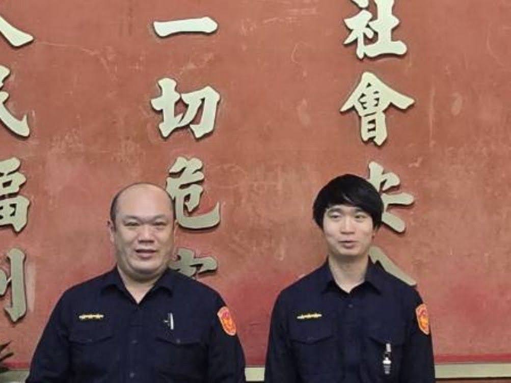 萬芳派出所警員李佳潔(圖左)、陳致瑋(圖右)護送邱男前往重建樂活護理之家。(圖/記者 黃荷琇翻攝)