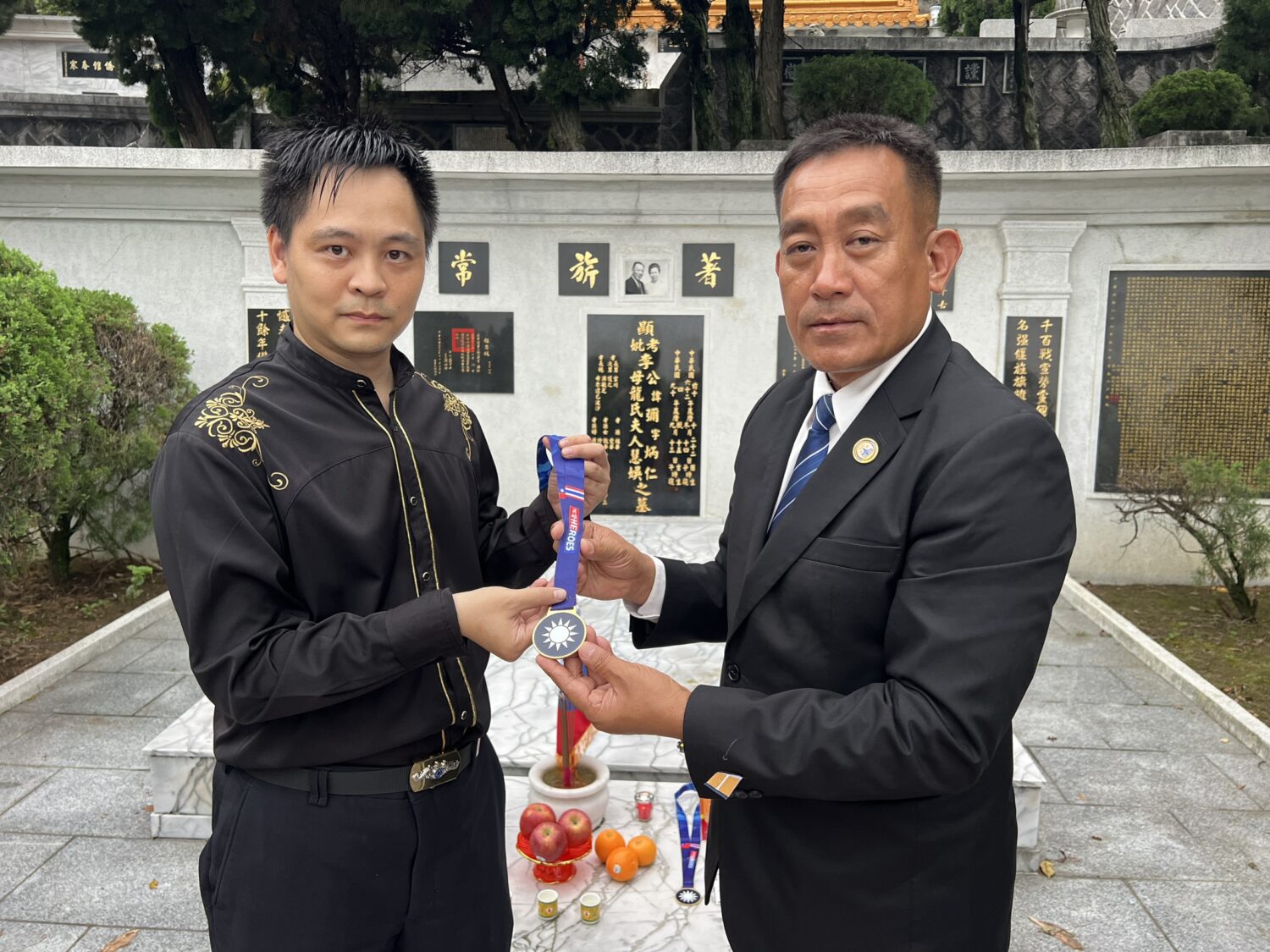 泰北義民文史館主委「王紹章」頒發紀念獎章感謝紅心字會的公益大使國際知名魔術師「黃信凱」,長期關懷泰北。(圖/紅心字會 提供)