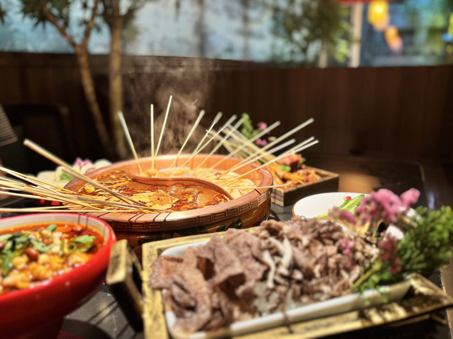 成都正宗串串麻辣鍋吃法 ,獨特饗宴。(圖/業者提供)