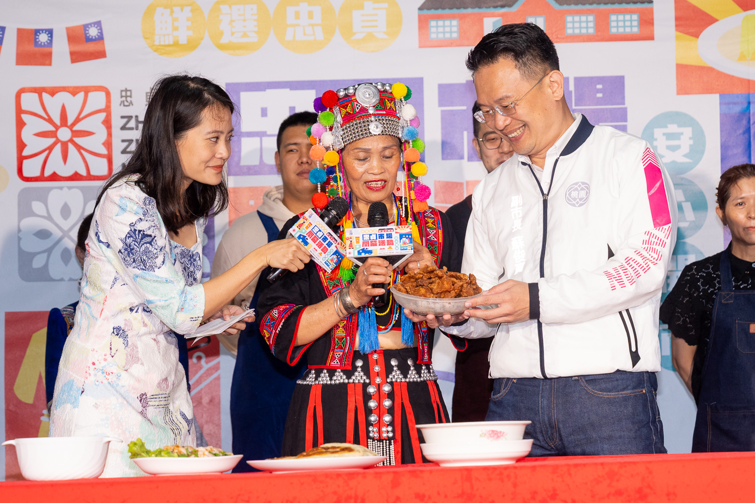 忠貞公有零售市場邀請居民分享在地料理及食譜,並與桃園市政府蘇俊賓副市長互動,邀請大家來忠貞市場採買做料理。(圖/桃園市政府經濟發展局提供)