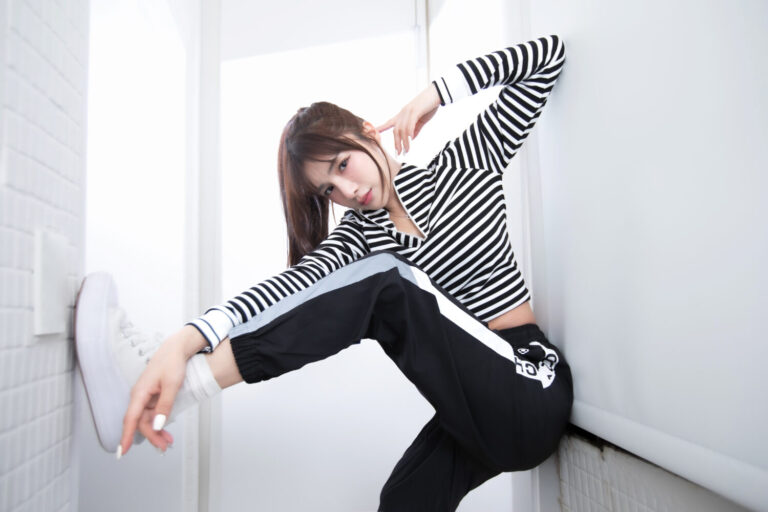 林岱縈擔任COZY PUNCH品牌好友，超喜歡這次黑白春裝立體紋理配條高爾夫上衣。(圖/鏡藝宏海 提供)