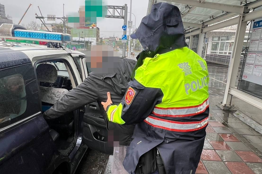 員警攙扶老翁上車。(記者薛秀蓮翻攝)