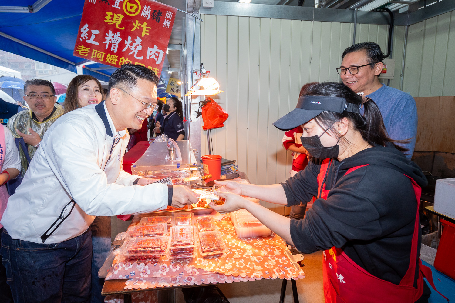 桃園市蘇俊賓副市長除宣布市場開幕外,也逐攤致贈發財金,祝福市場開市大吉。(圖/桃園市政府經濟發展局提供)