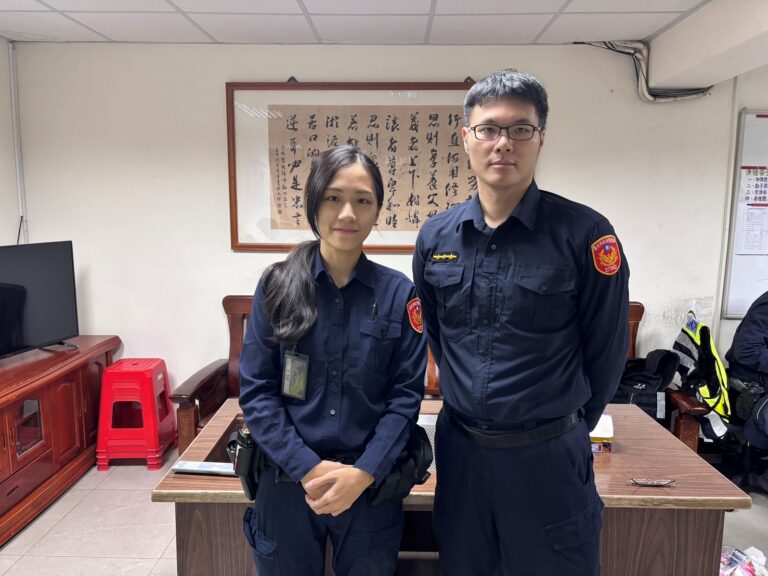 北投分局光明派出所所警員陳奕菘(右)、紹鈺(左)。(記者薛秀蓮翻攝)