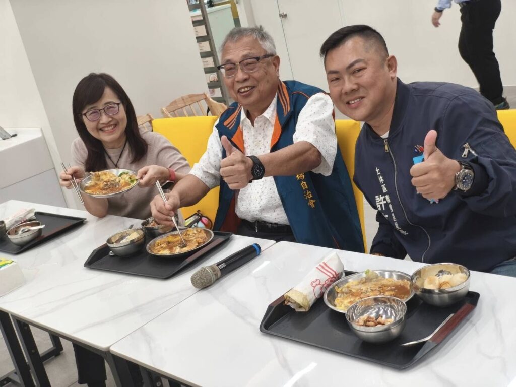 台北市副市長林奕華(左)17日出席士林市場地下美食街試營運活動。(翻攝自許立丕粉專)