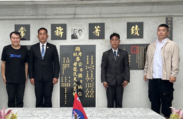 透過自媒體創作者司徒建銘(左一)及文史工作者楊品寓(右一)的尋墓下,王紹章主委(左二)詹廣耀校長於李彌將軍墓前合影留念。(圖/紅心字會 提供)