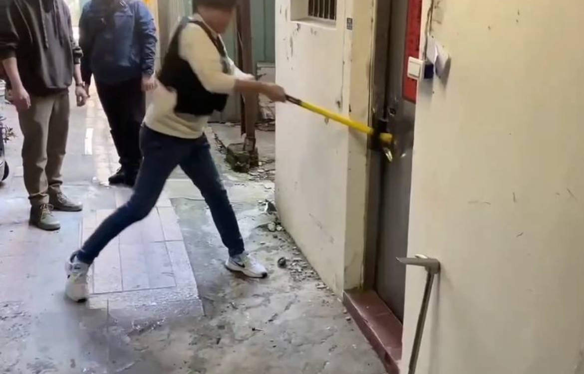 警方攻堅製毒工廠。(記者徐煜勝翻攝)