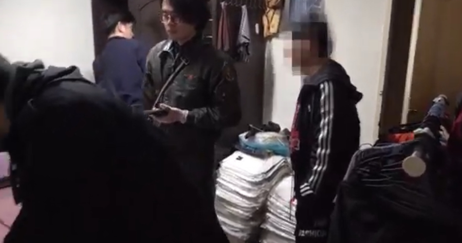 警方搜索張嫌住家。（記者徐煜勝翻攝）