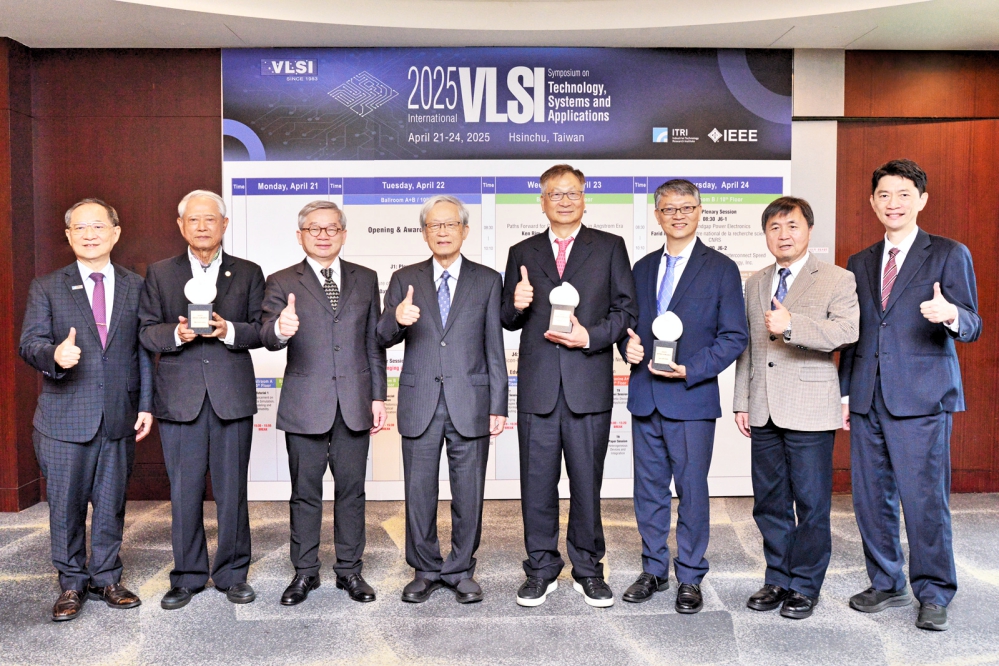 2025 VLSI TSA匯聚逾千人,左起為羅達賢、梁茂生、吳誠文、史欽泰、劉春條、陳來助、徐爵民、張世杰聚焦AI半導體革新,共創人民科技未來。(圖/工研院提供)