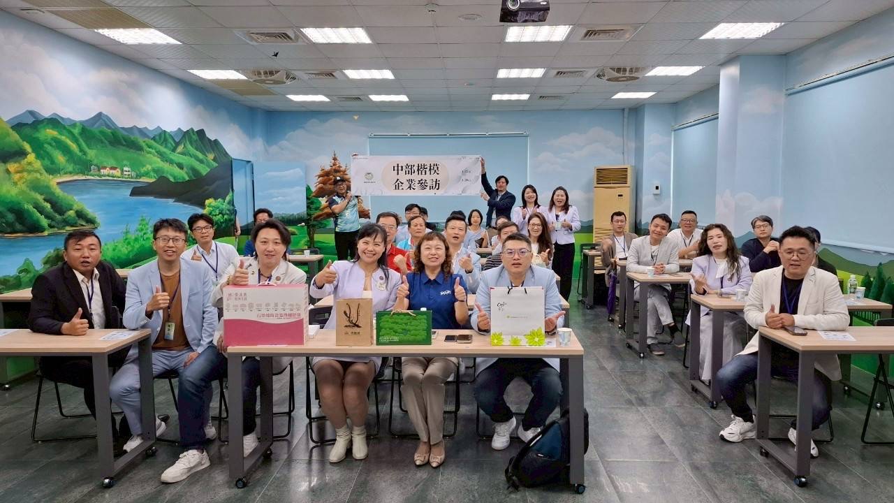 企業參訪(右三)41屆楷模,歐群科技(股)公司廖月照董事長分享創業經驗。(圖/記者林照東翻攝)