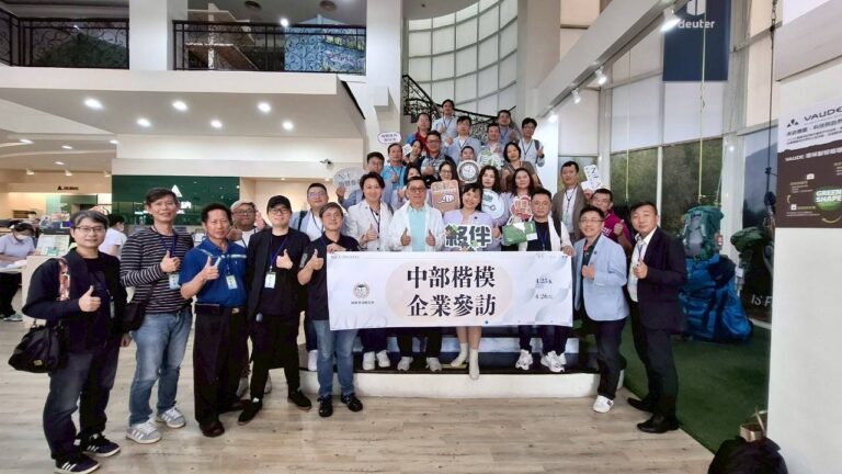 程董事長深入講解歐都納如何透過創新設計提升戶外裝備機能性，並將品牌哲學貫徹於營運管理、門市體驗及社會參與等各環節，實現永續經營目標。（圖/記者林照東翻攝）