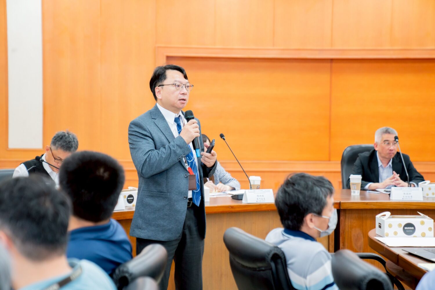 「114年半導體產業人才培育交流座談會」在明新科大舉辦,呂明峯校長分享學校在科技教育外交中扮演的重要角色。(圖/記者林照東翻攝)