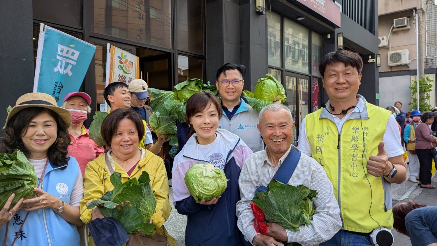 高虹安市長並親自協助發放高麗菜，與民眾互動熱絡，溫馨氛圍充滿全場。（圖/記者林照東翻攝）