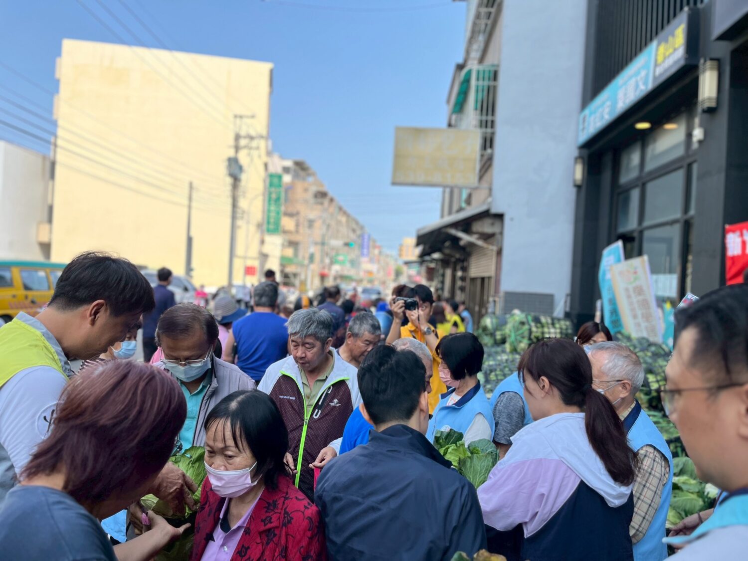 活動廣受市民熱烈支持，成功凝聚社區力量，不僅協助在地青農，也為弱勢學童帶來希望的曙光。（圖/記者林照東翻攝）