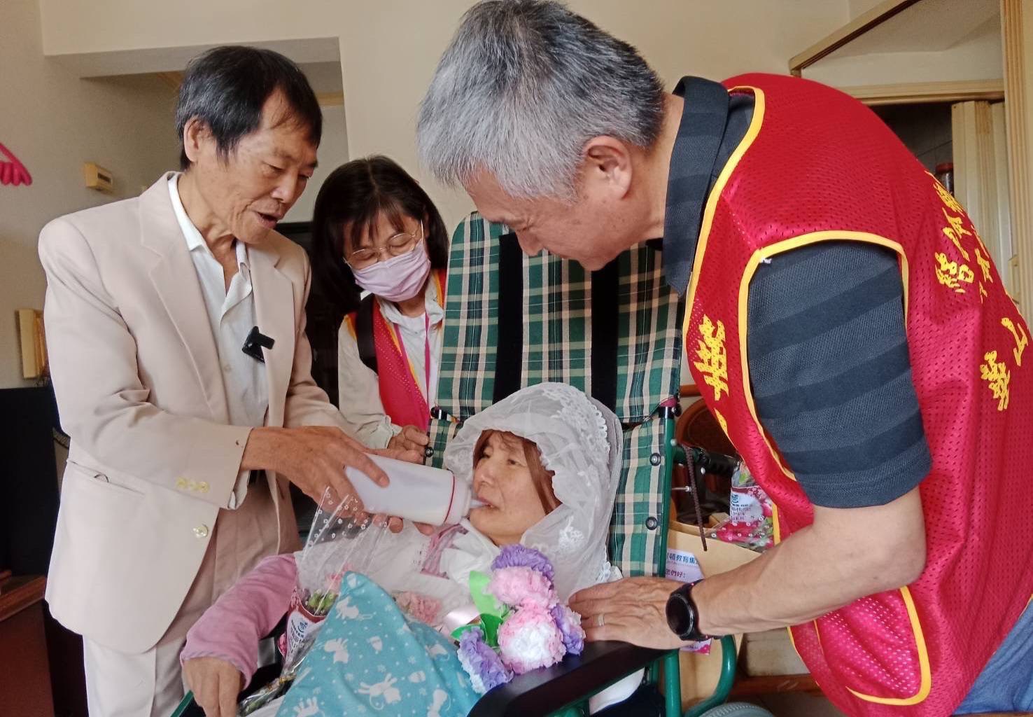 華山天使站為蘇阿公夫妻舉辦別開生面的母親節party圓夢。(圖/記者黃溎芬攝影)