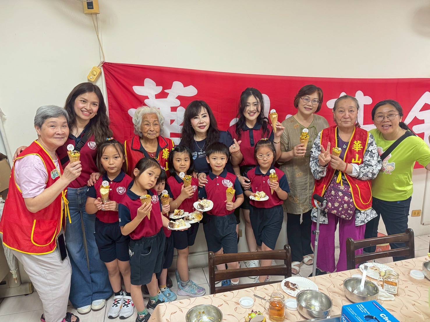 華盛頓幼兒園小朋友陪長輩製作可愛造型蛋糕,大合唱歡渡母親節。(圖/記者黃溎芬翻攝)