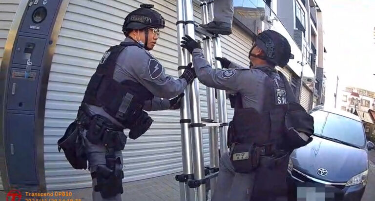 警方攻堅弘仁會據點。(記者徐煜勝翻攝)