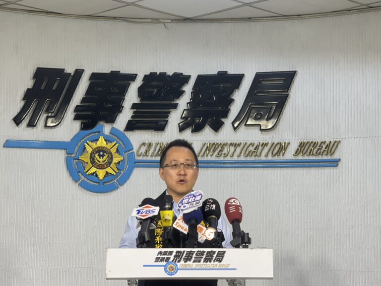 刑事局國際科一隊隊長張詔雄說明案情。(刑事局提供)