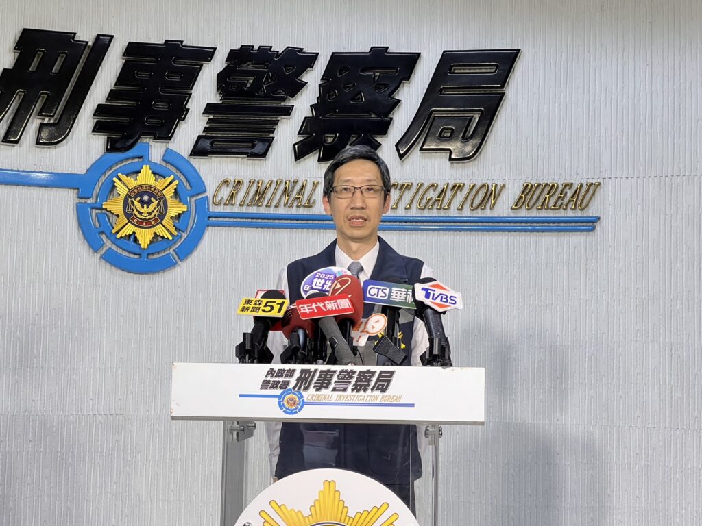 刑事局偵九大隊偵三隊隊長邱承迪說明案情。(刑事局提供)