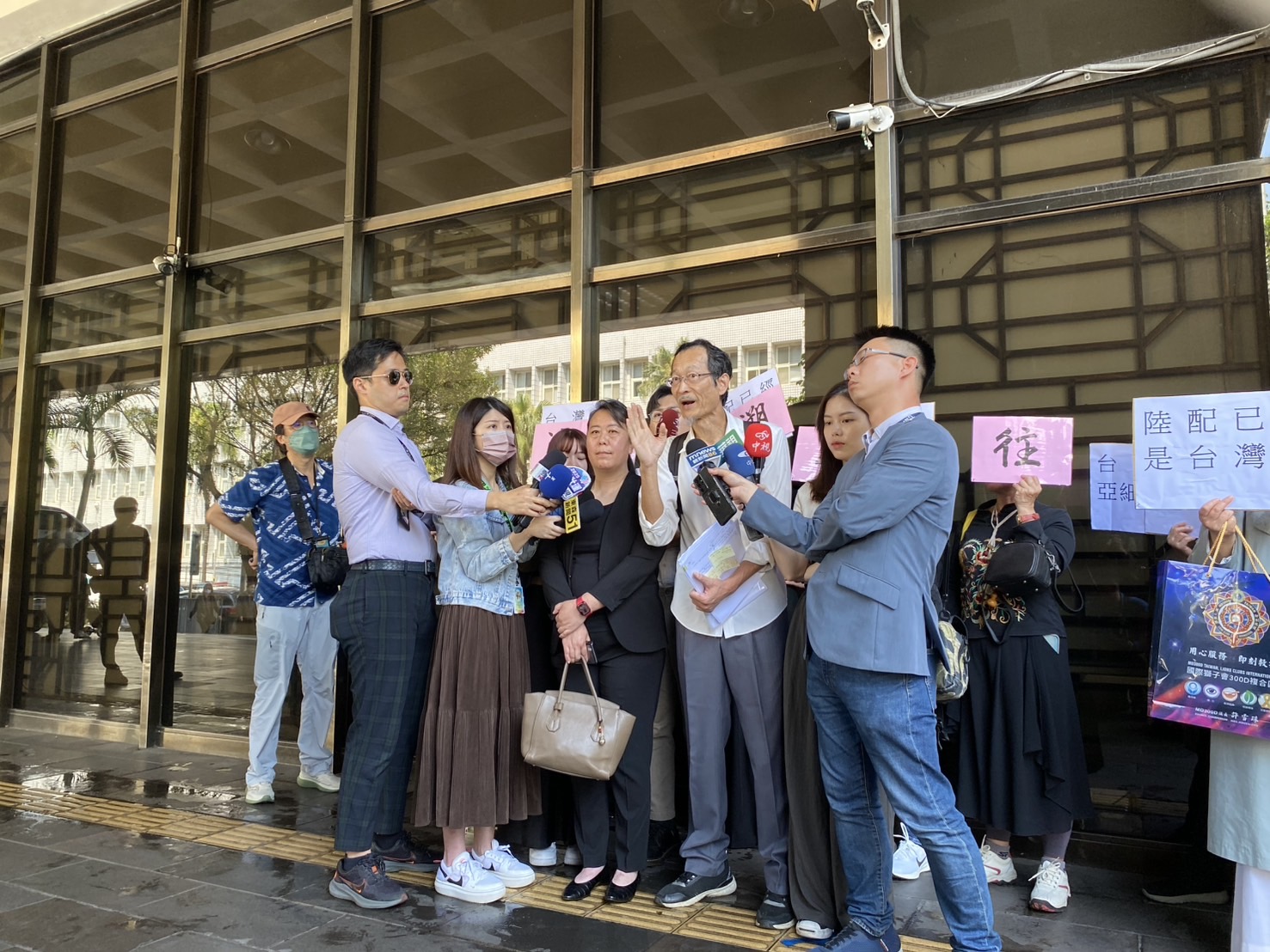 李震華強調:「要求陸配去做一件既無法可依、也不可能成功的事,本身就是不合理且違法違憲的行政行為。(記者 包克明攝)