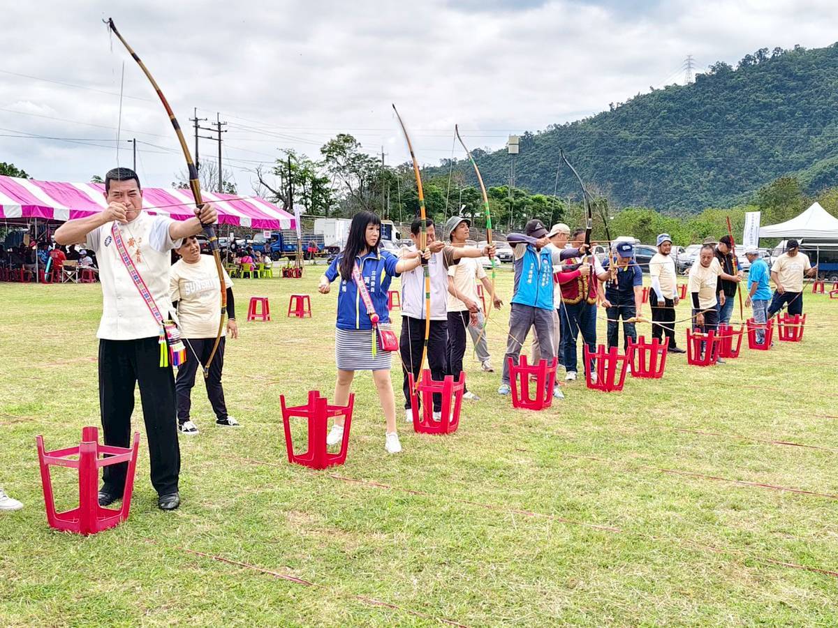 台灣原住民體育運動關懷協會榮譽理事長黃仁(左1)委員偕夫人王春梅(左2)伉儷親自下場示範射箭,留下珍貴歷史鏡頭。(記者包克明 翻攝)