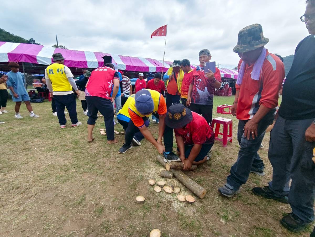 原住民傳統鋸木比賽首登場,參賽選手紛紛拿出看家本領爭取佳績。(記者包克明 翻攝)