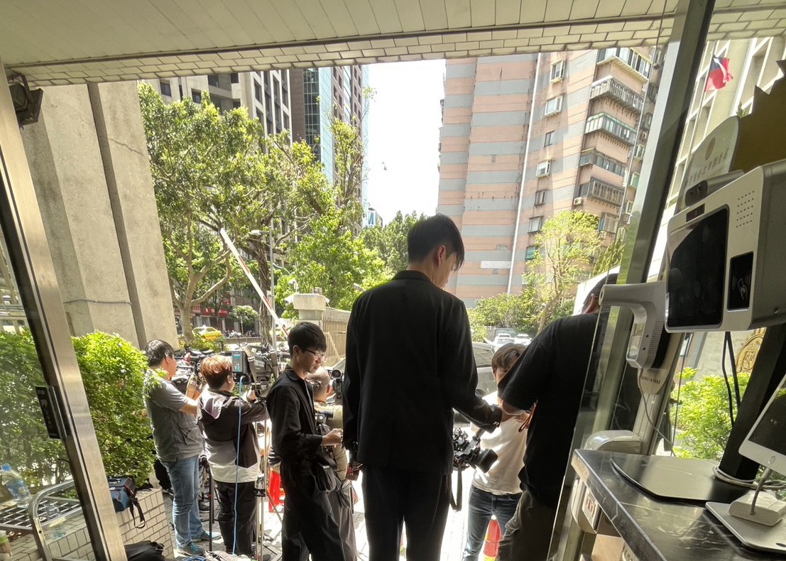 台北市調處上午發動的搜索行動,引發大批媒體關注。(記者包克明 翻攝)